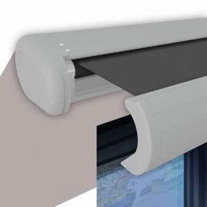 Elektrische Kassettenmarkise, weiße Vollkassette mit grauem Tuch, montiert an einer Hauswand.