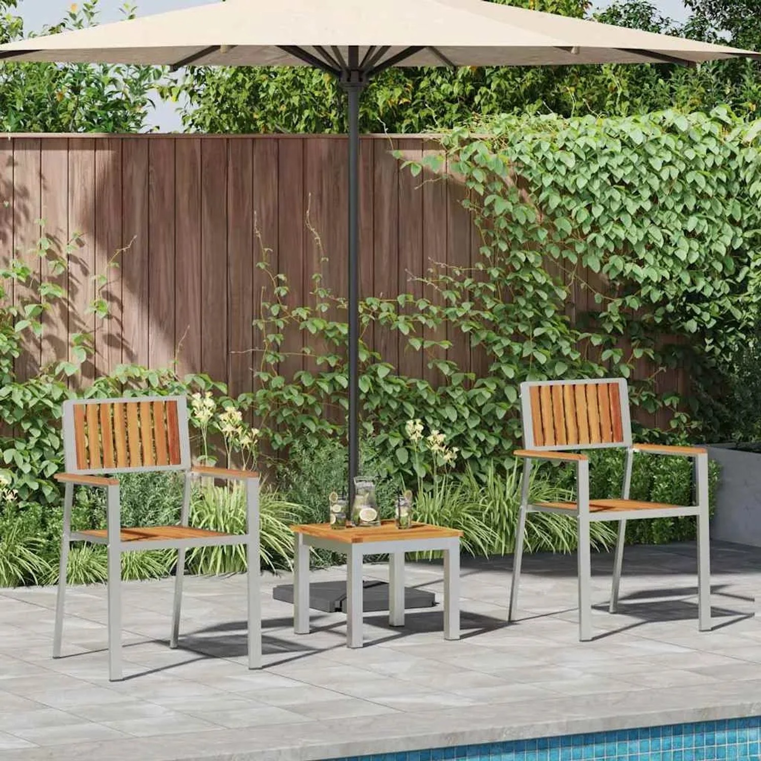 Braune 3-tlg. Garten Essgruppe aus Akazienholz mit Tisch und Stühlen unter Sonnenschirm.