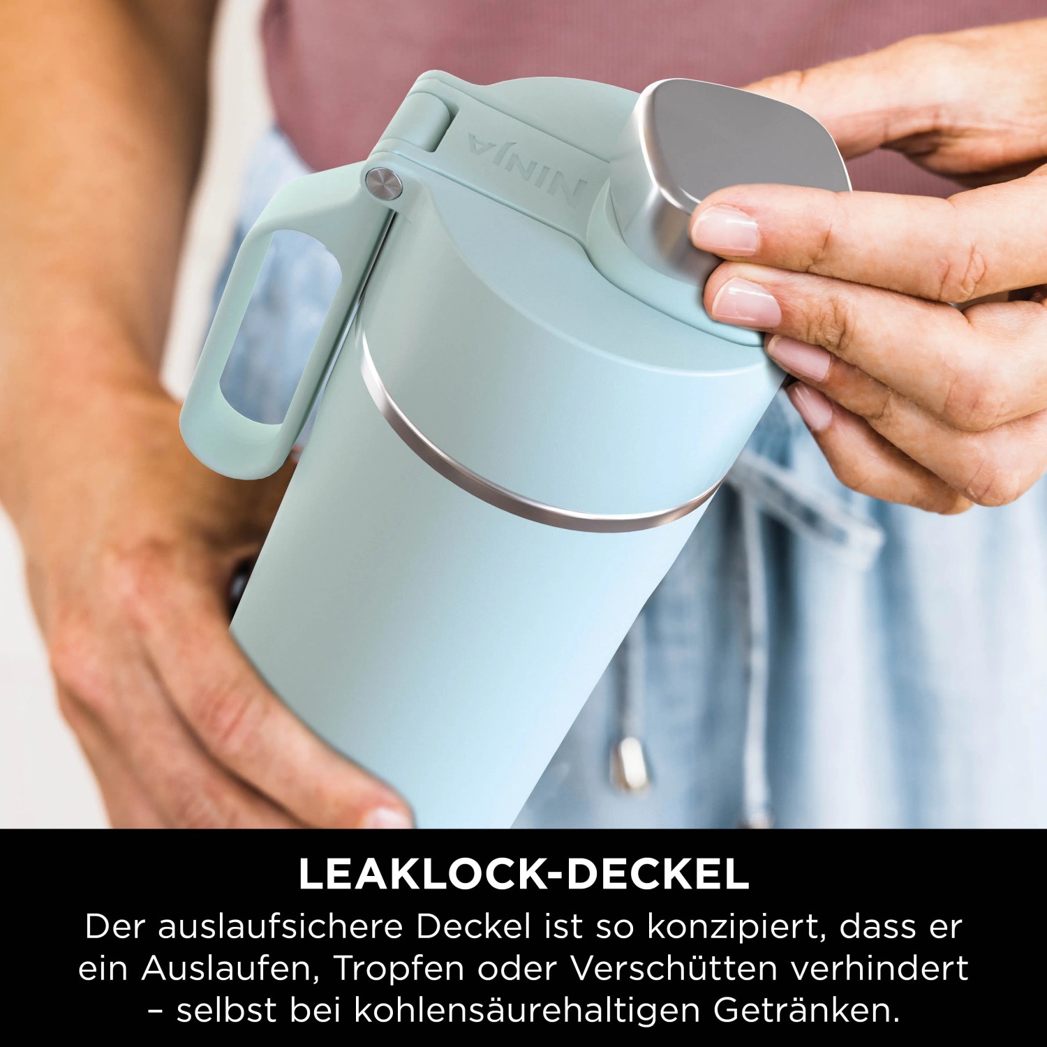 Mintfarbene Ninja Thirsti Trinkflasche (530 ml) mit Deckel in der Hand.