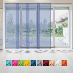 Blauer Flächenvorhang Noella mit Zubehör vor Terrassentür. Fenstervorhang für Wohnzimmer.