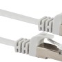 Weißes Schwaiger CAT-6-Netzwerkflachkabel (10 m) mit RJ45-Stecker für Netzwerkverbindungen.