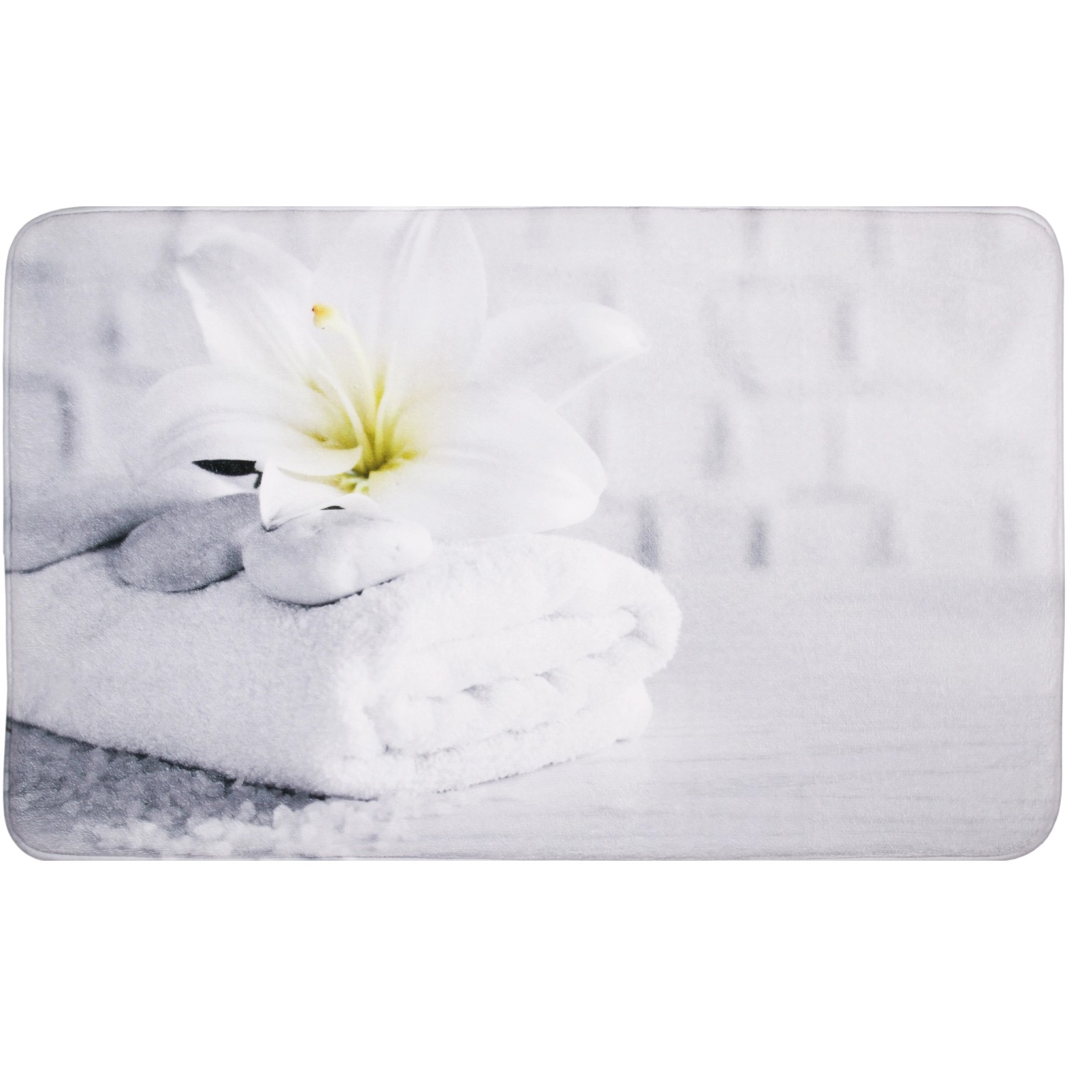 Sanilo Badteppich 50x80 cm mit Lilie und Handtuch, weiß. Badteppich für Badezimmer mit rutschfester Unterseite.