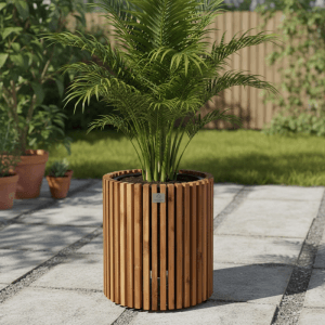 Rundes Pflanzgefäß aus Akazienholz mit Lamellen-Design und Pflanze auf Terrasse. Für Innen- & Außenbereich.