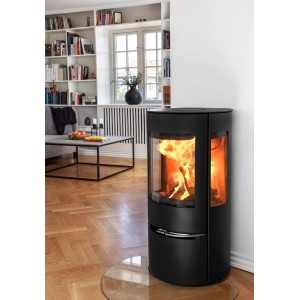 Schwarzer Aduro 17 Kaminofen aus Stahl mit Automatik und brennendem Feuer im Wohnraum.