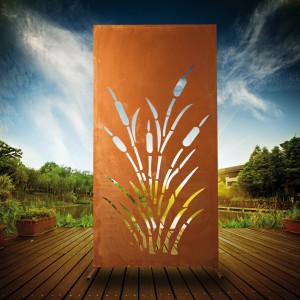Rostfarbene Ferrum Art Sichtschutzwand Schilf mit filigranem Schilf-Muster für den Garten.