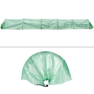 Transparenter grüner PE-Folientunnel, ausgebreitet und gerafft, für Pflanzenschutz im Gewächshaus.