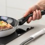 Fackelmann Pfanne Arcadalina 24 cm mit Keramikbeschichtung und Lachs auf einem Induktionsherd.