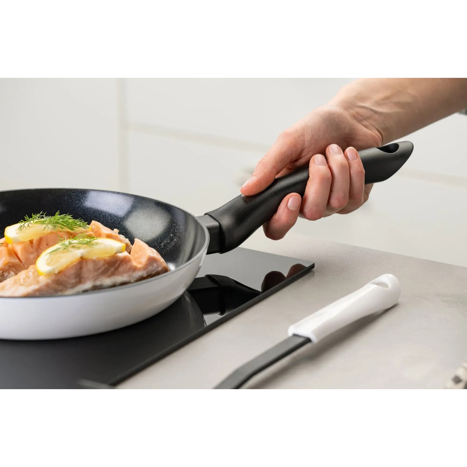 Fackelmann Pfanne Arcadalina 24 cm mit Keramikbeschichtung und Lachs auf einem Induktionsherd.