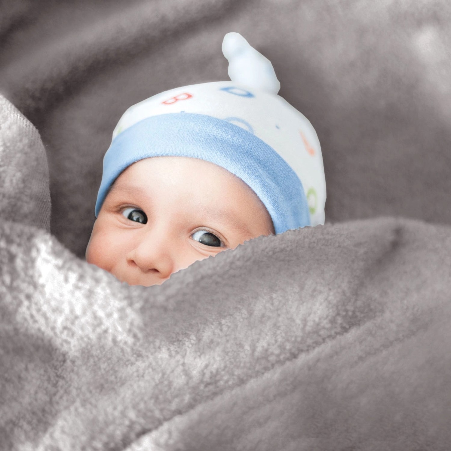 Baby in hellgrauer Bestlivings Mikrofaser Babydecke (90x140 cm) mit Mütze.
