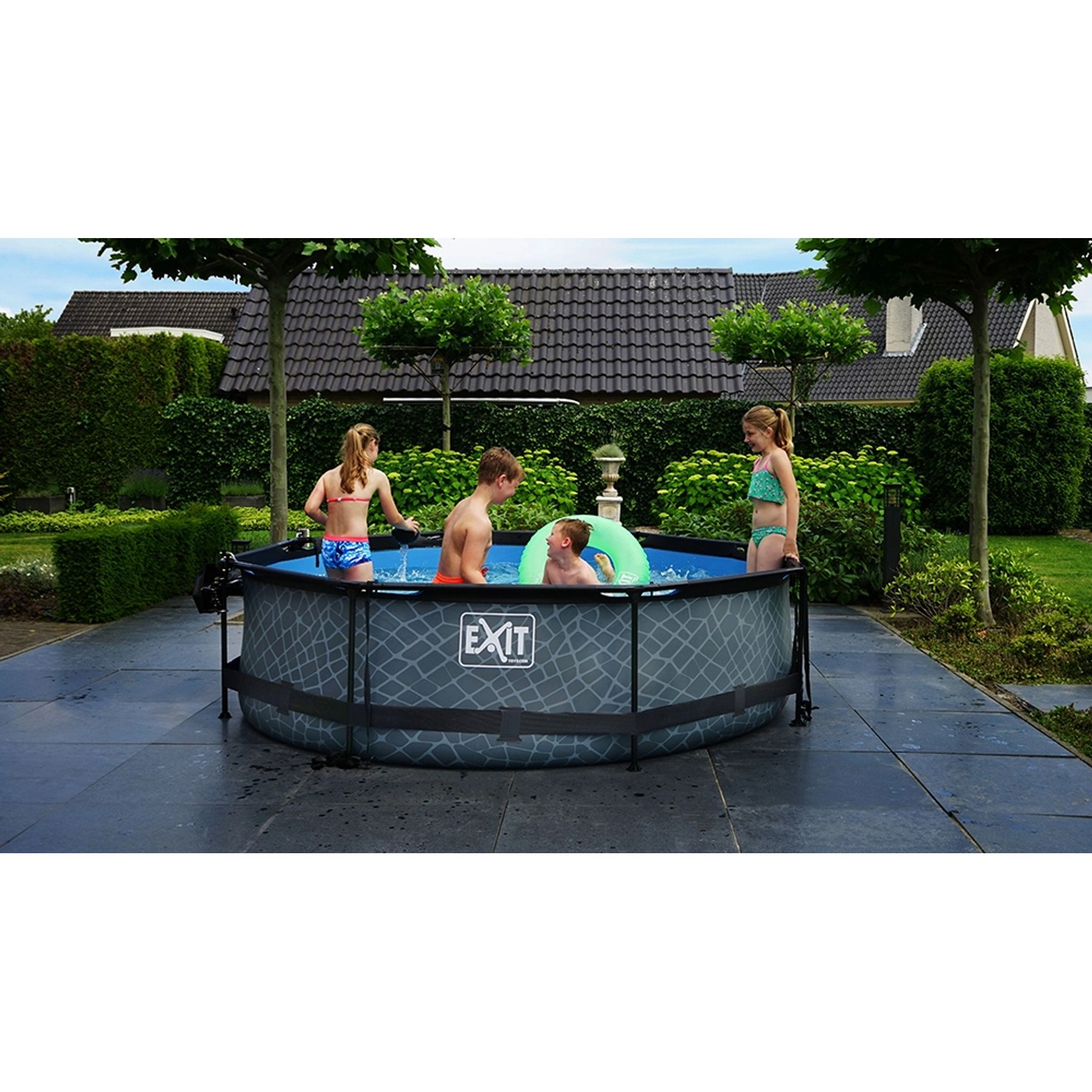 Runder Exit Stahlrahmenpool Wood mit Kindern im Garten, Holzoptik, Ø 300 cm.