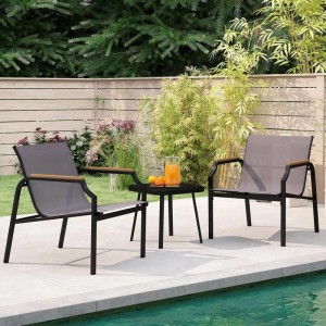 Modernes 3-tlg. Balkonset: zwei graue Gartenstühle mit Holzarmlehnen und schwarzem Metallrahmen, runder Tisch mit Glasplatte am Pool.