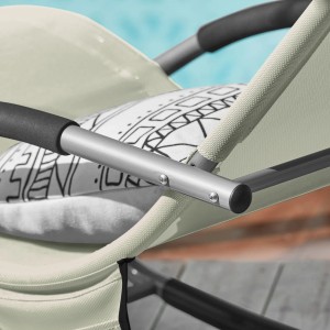 Detailansicht: Beige Sonnenliege 2er Set mit Metallgestell und gemustertem Kissen.