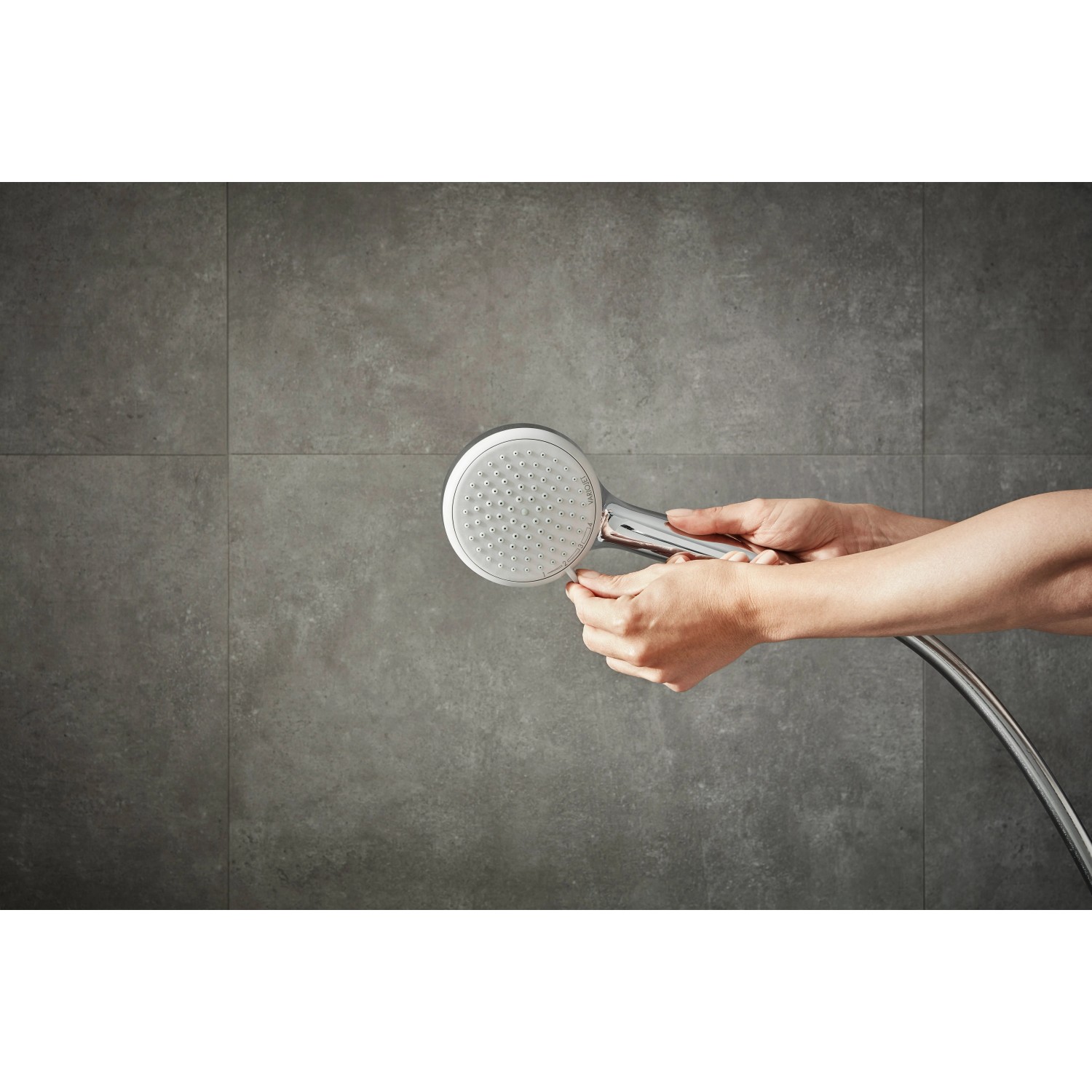 Hansgrohe Croma 100 Vario Handbrause Chrom mit 4 Strahlarten, gehalten von Händen.