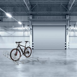 Silberner Relaxdays Fahrradständer aus Stahl für 6 Fahrräder im Lager.