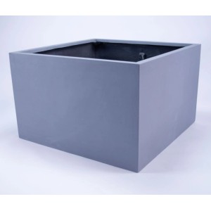 Grauer, niedriger quadratischer Pflanzkübel aus Fiberglas, 80x80x50cm. Mattes Finish, für Garten, Terrasse & Innenbereich.