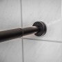 Schwarze Sanilo Duschvorhangstange (120-220 cm) an weiß gefliester Wand.