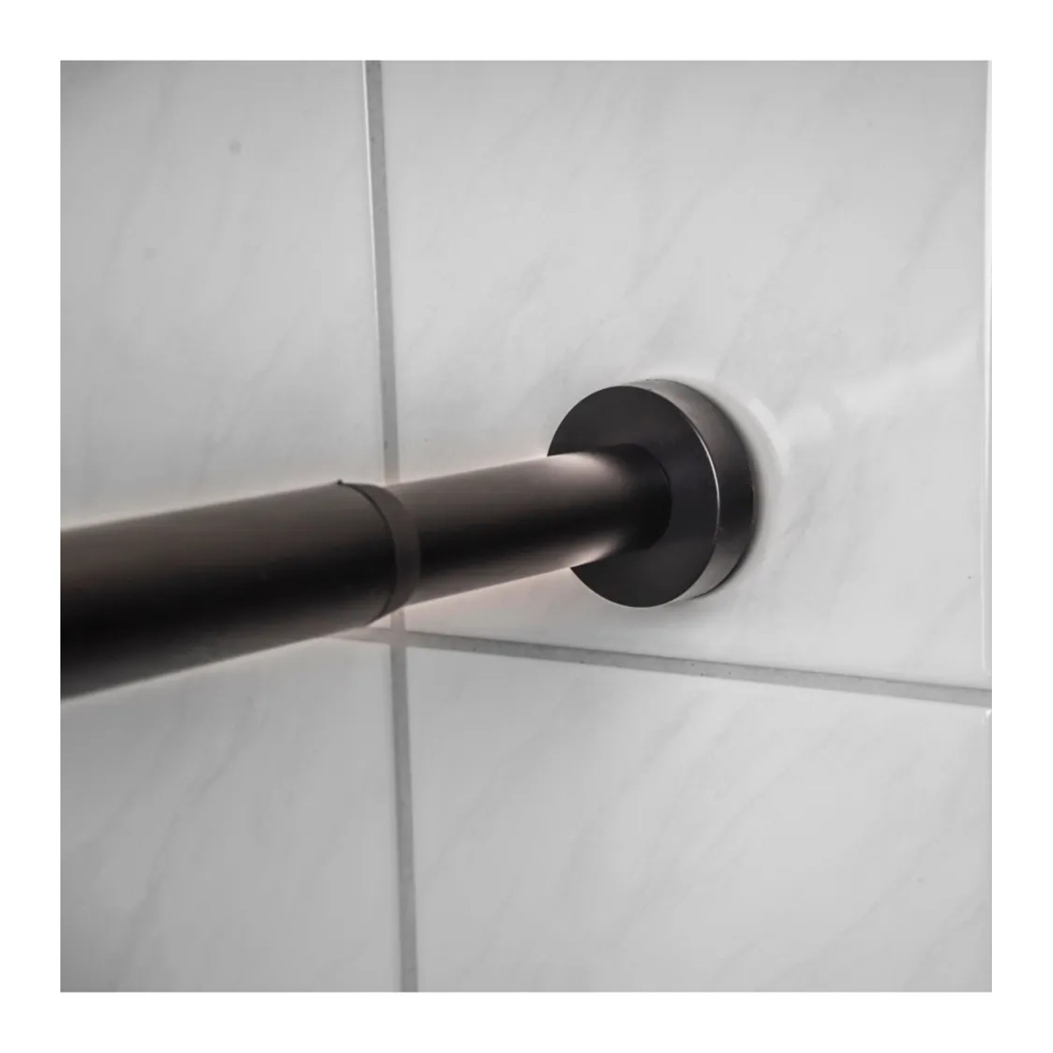 Schwarze Sanilo Duschvorhangstange (120-220 cm) an weiß gefliester Wand.