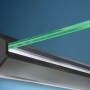 Modernes Echtglasvordach mit LED-Beleuchtung und grünen Glaskanten. Stilvoller Wetterschutz für den Eingangsbereich.