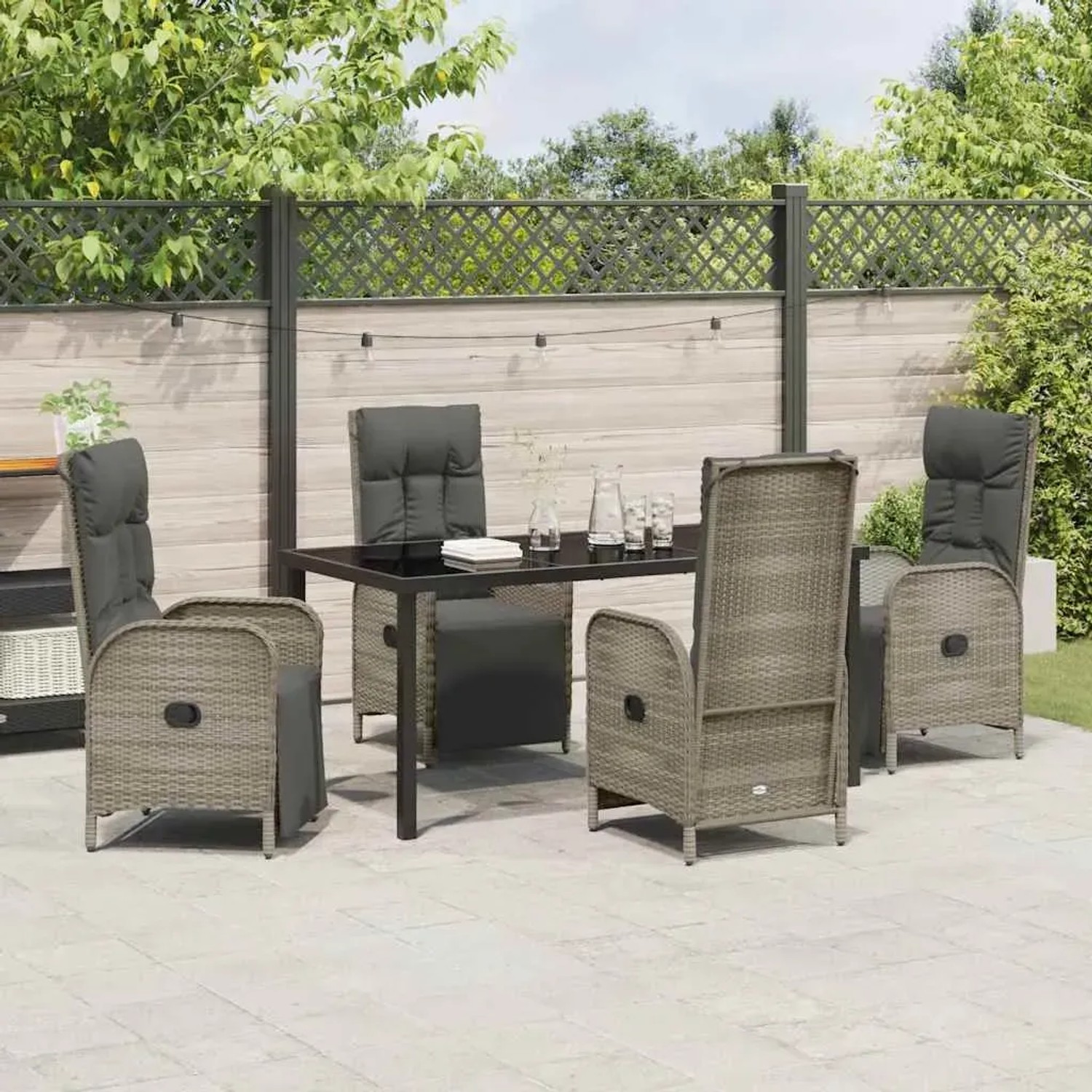 Graue 5-tlg. vidaXL Garten Essgruppe aus Poly Rattan mit Tisch und Liegestühlen mit Kissen.