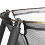 Detailaufnahme: Schwarzes Salta Trampolin Comfort Edition Sicherheitsnetz und Rahmen.