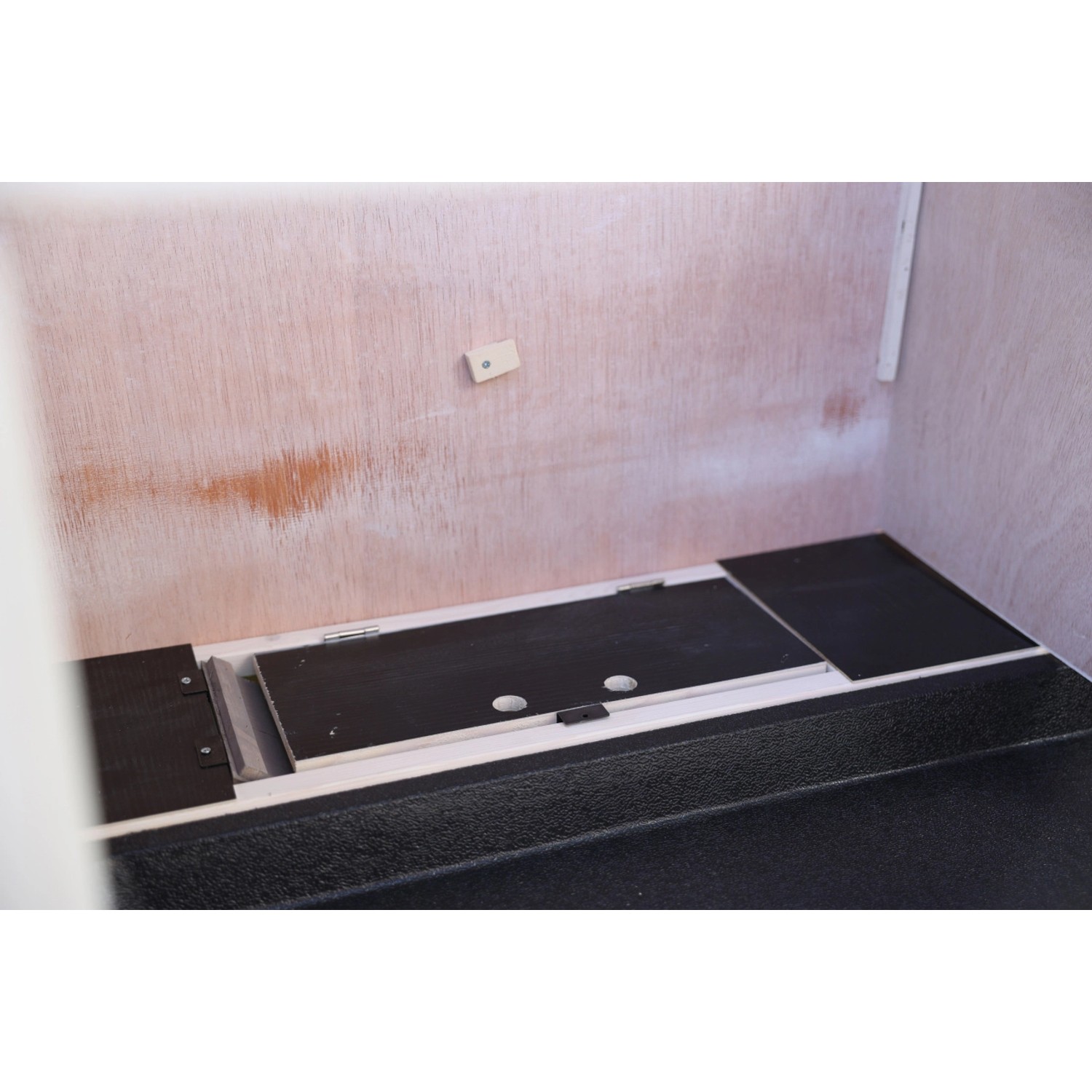 Innenansicht Kleintierstall Lucky: Bodenrahmen mit Absperrmöglichkeit zwischen den Stockwerken.