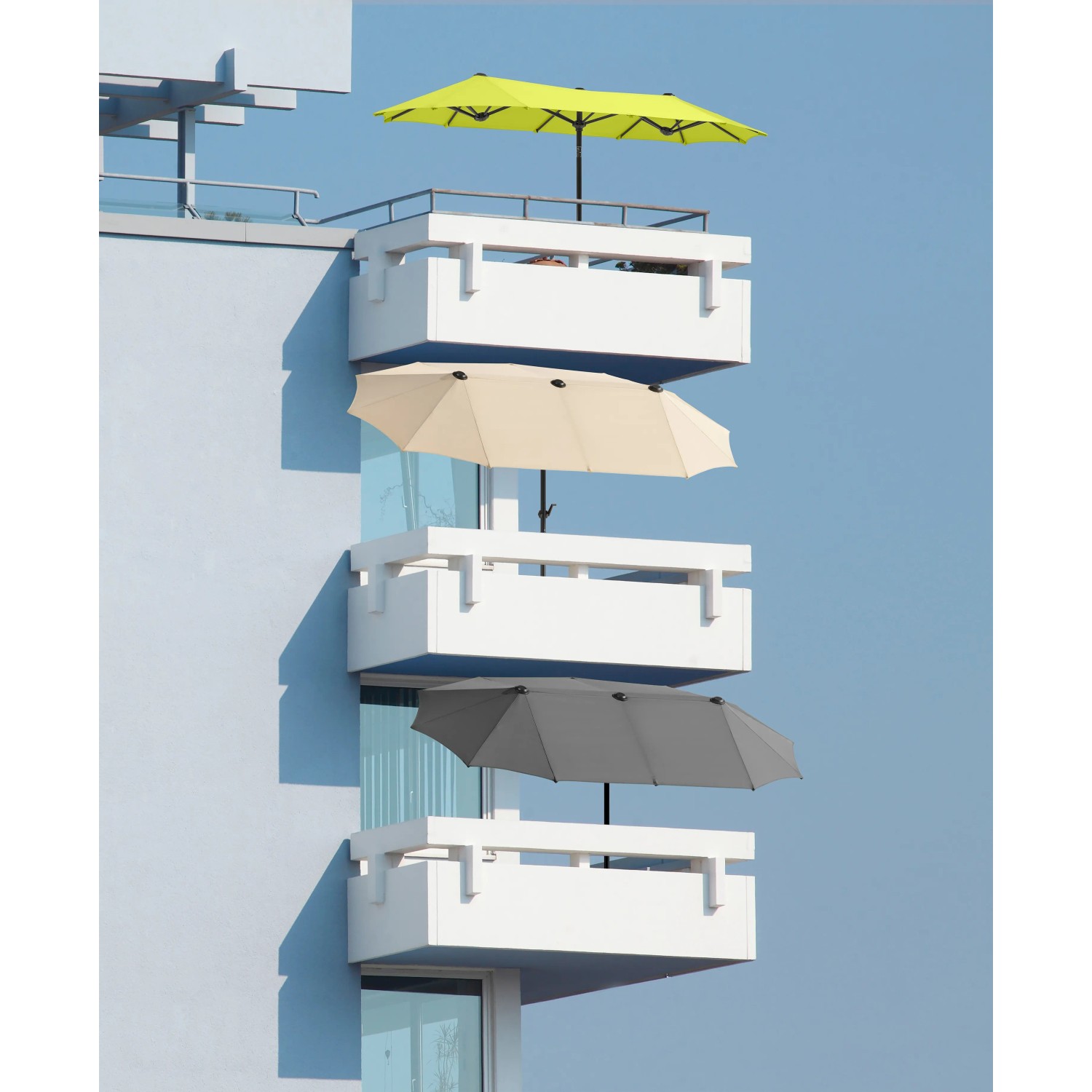 Schneider Balkonschirme Salerno in Anthrazit, Gelb und Beige auf Balkonen.