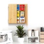 Offene Relaxdays Teebox aus Bambus mit 9 Fächern und verschiedenen Teebeuteln an der Wand.