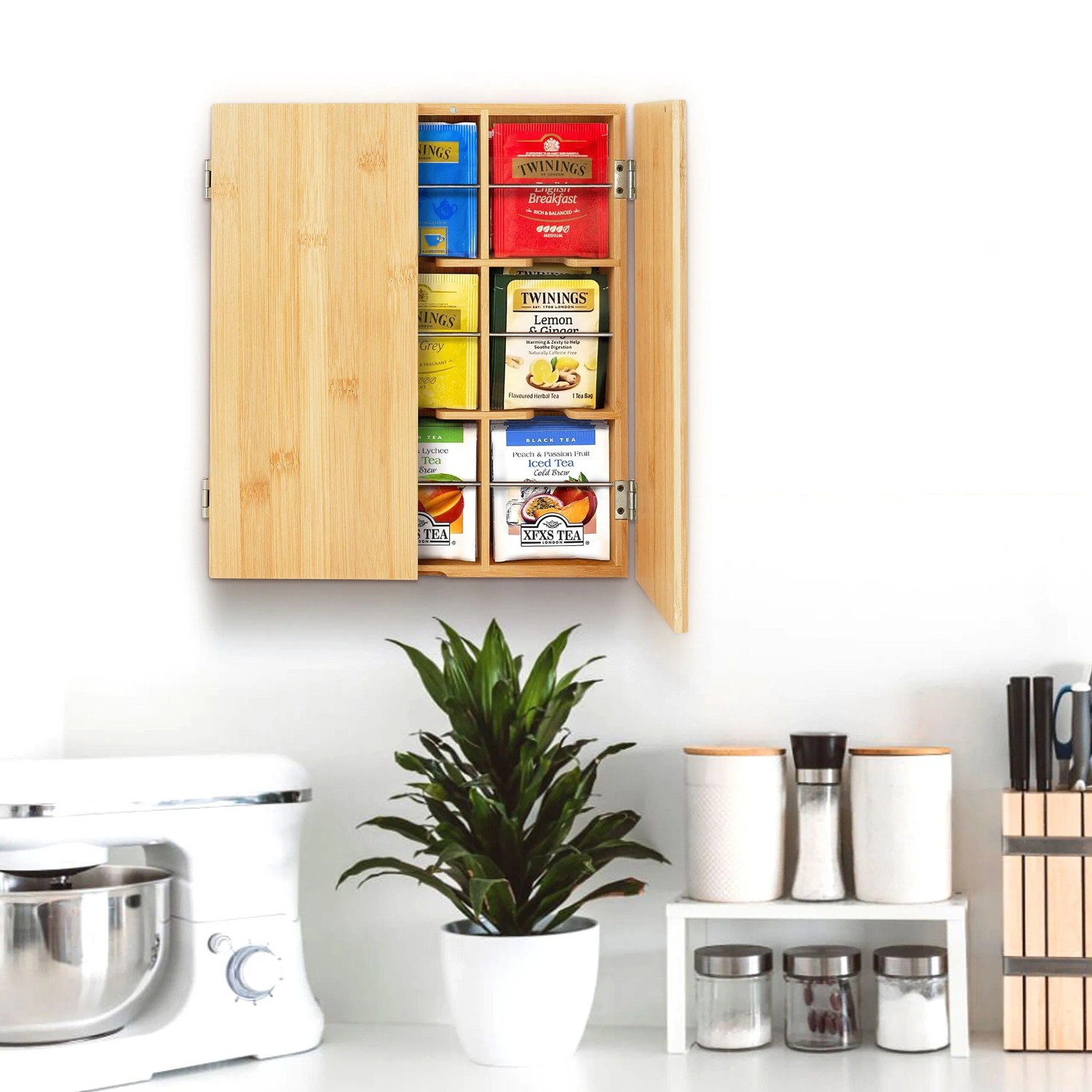 Offene Relaxdays Teebox aus Bambus mit 9 Fächern und verschiedenen Teebeuteln an der Wand.