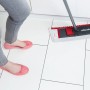 Vileda Wischmat Extra Flachwischer mit Teleskopstiel in Nutzung auf weißen Fliesen.