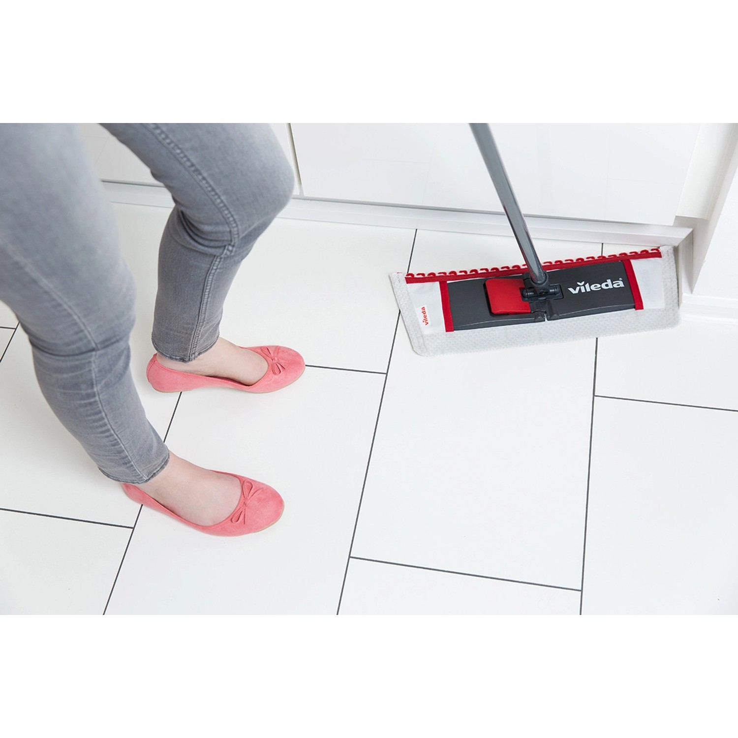 Vileda Wischmat Extra Flachwischer mit Teleskopstiel in Nutzung auf weißen Fliesen.