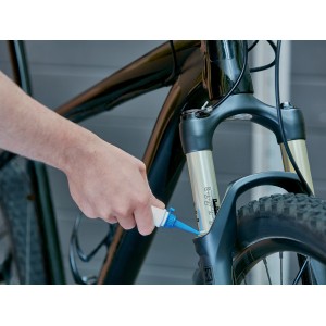 Anwendung von Vaseline (50g Tube) zur Schmierung eines Fahrrads.