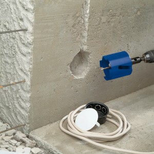 Blaue LUX Diamant-Bohrkrone Hart Ø 82 mm bohrt Loch in Betonwand, Zubehör liegt bereit.