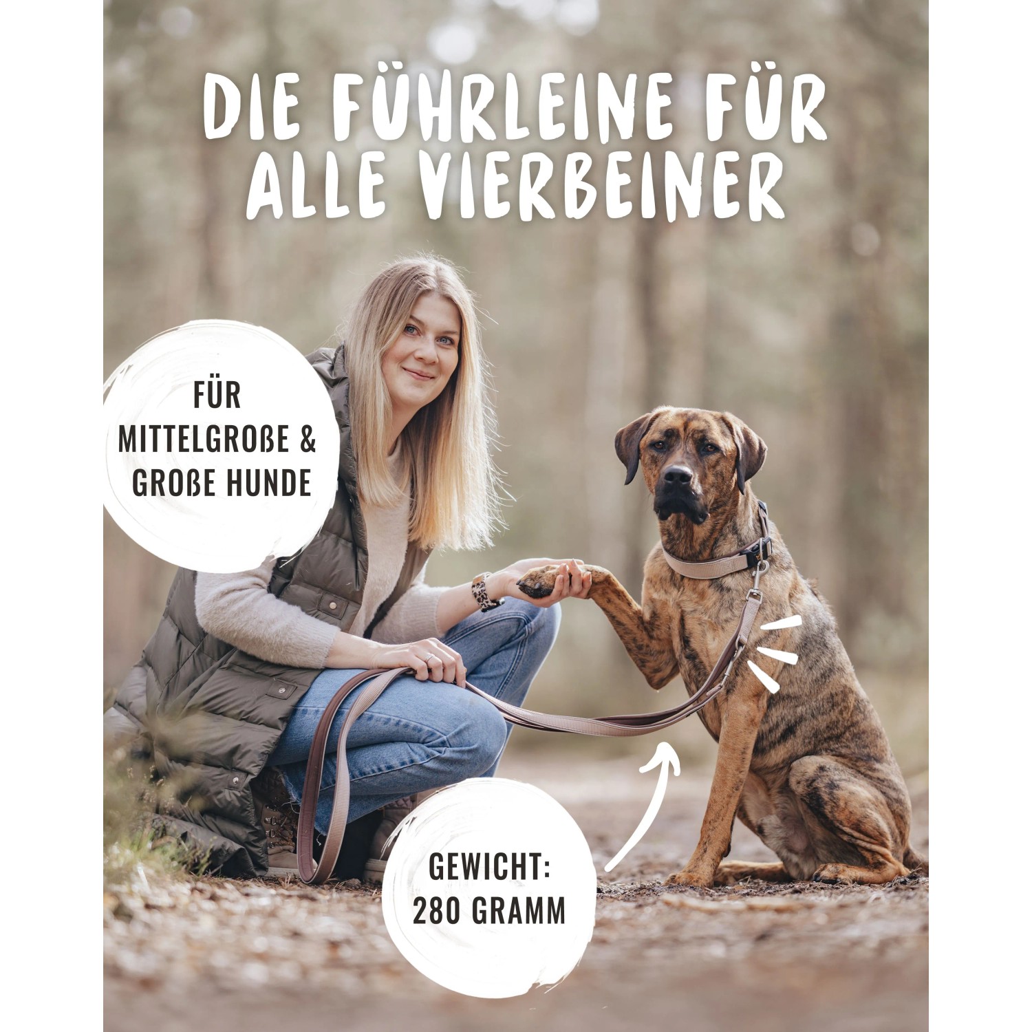 Frau mit Rudelkönig Hundeleine Paola (Rose) und Hund im Wald.