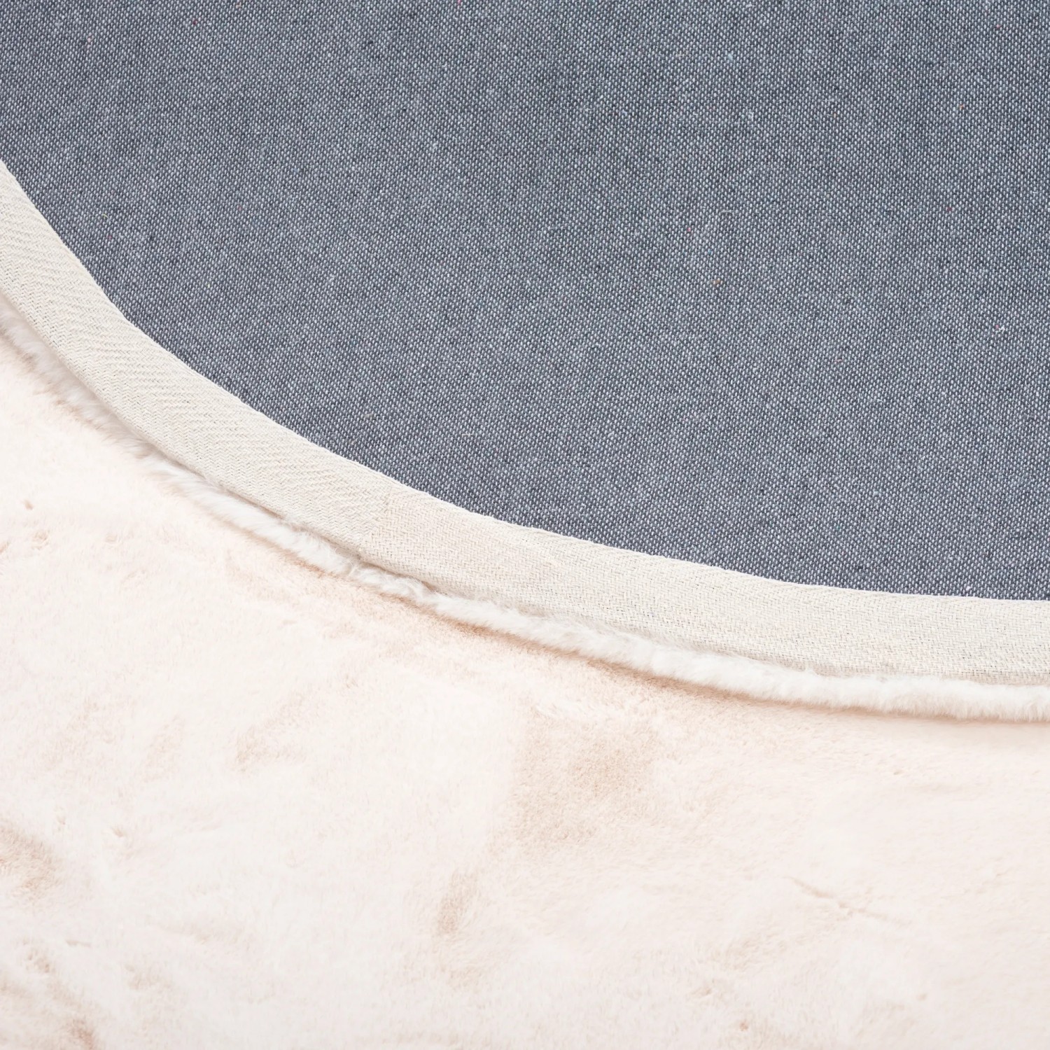 Detailansicht: Runder, creme-farbener Pergamon Luxus Fellteppich Plush (160x160cm).