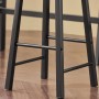 Detailaufnahme: Schwarzes Metallgestell eines Barhockers aus dem SoBuy Bartisch Set.