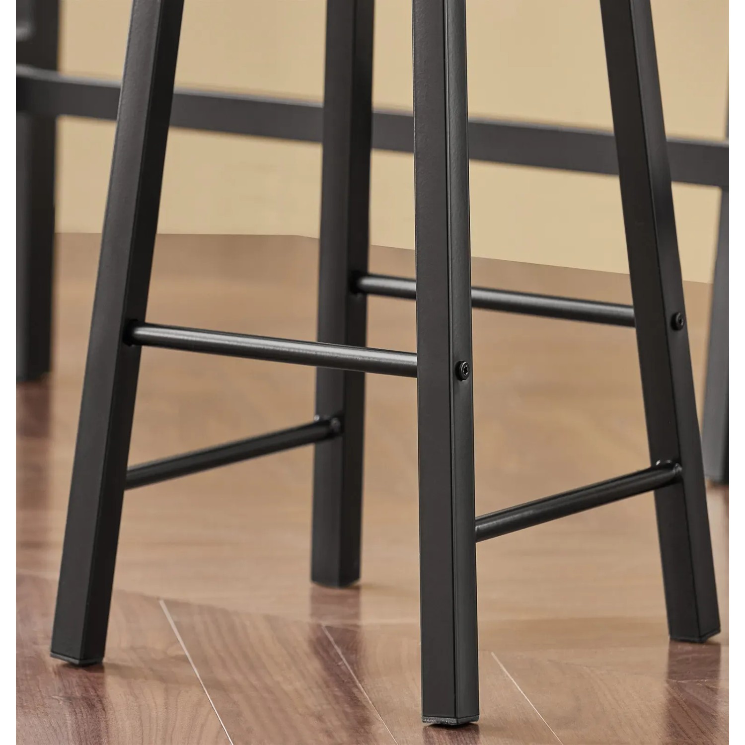 Detailaufnahme: Schwarzes Metallgestell eines Barhockers aus dem SoBuy Bartisch Set.