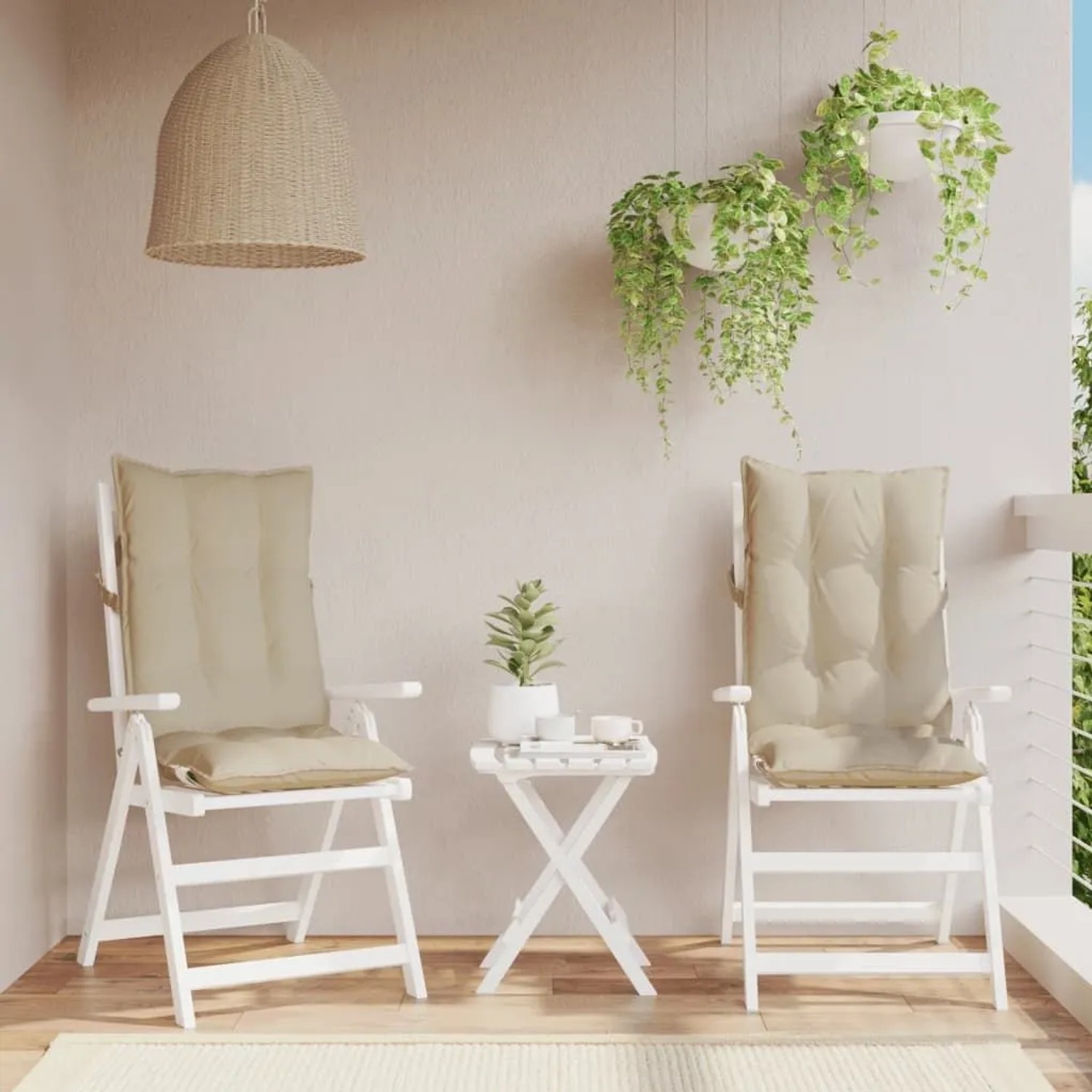 Zwei beige Hochlehner-Auflagen aus Oxford-Gewebe auf weißen Gartenstühlen für bequemen Outdoor-Komfort.