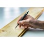 Hand zeichnet mit schwarzem Pica Fine Dry Druckbleistift präzise Linien auf Holz. Ideal für Handwerk und Anzeichnungen.