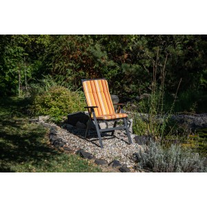 Beo Sitzauflage Hochlehner Edremit im 6er-Set, gelb gestreift, auf Gartenstuhl im Grünen.
