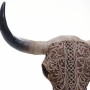 Dekorativer Kuhschädel aus Polyresin mit filigranen Tribal-Mustern und dunklem Horn. Detailreiche Deko-Figur.