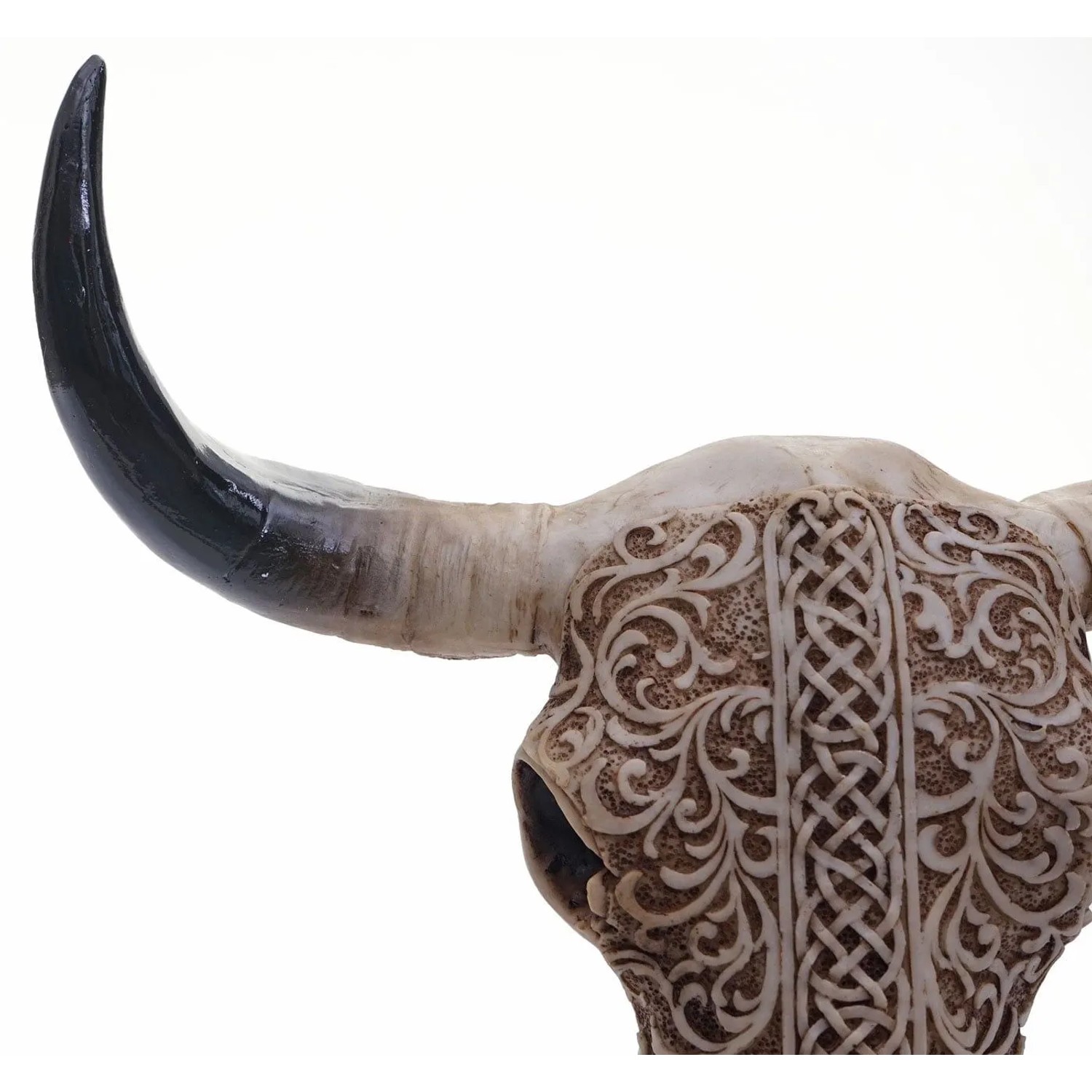 Dekorativer Kuhschädel aus Polyresin mit filigranen Tribal-Mustern und dunklem Horn. Detailreiche Deko-Figur.