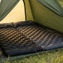 Zwei graue Sekey Isomatten (200x70x10 cm) mit Kopfkissen im Zelt, Camping & Outdoor Zubehör.
