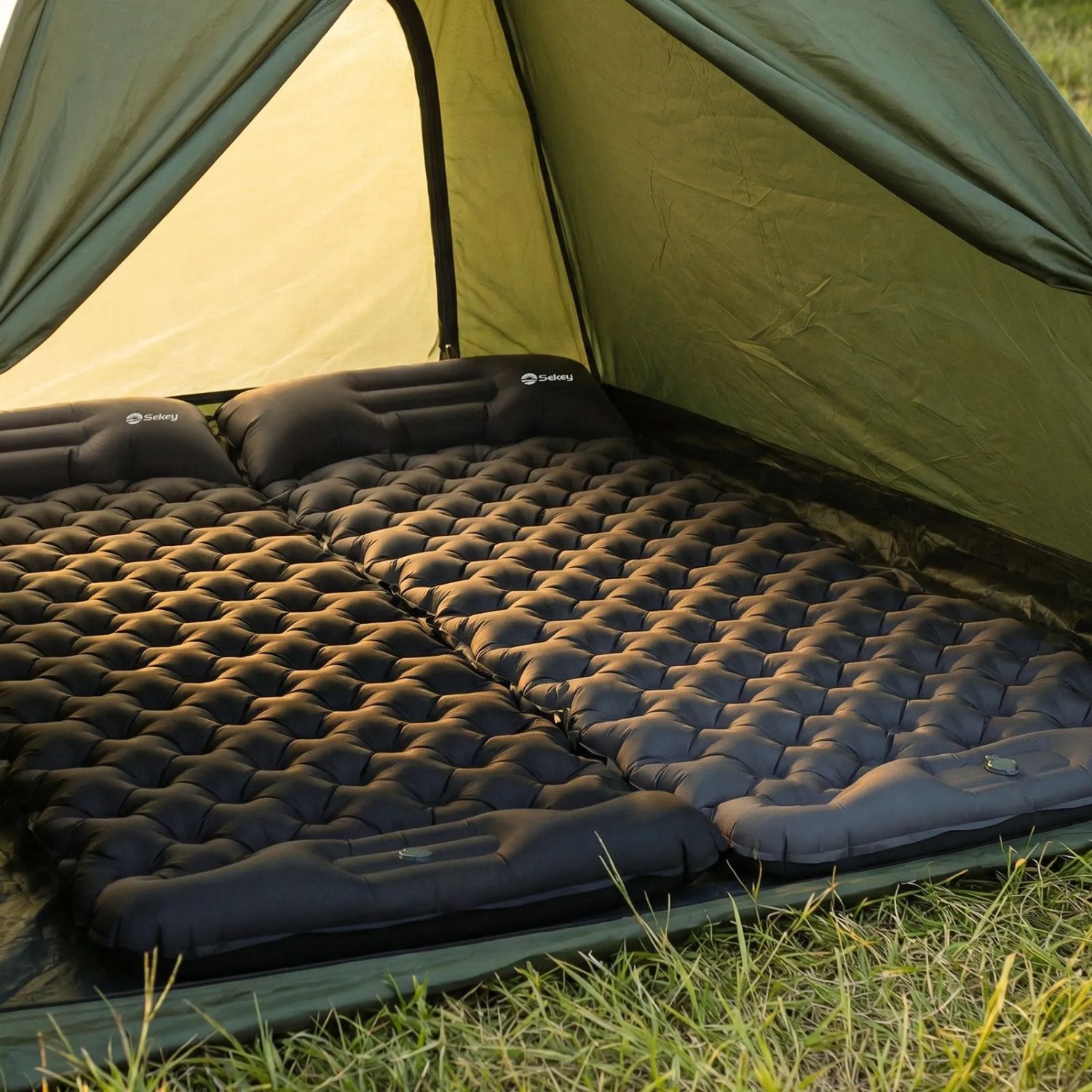 Zwei graue Sekey Isomatten (200x70x10 cm) mit Kopfkissen im Zelt, Camping & Outdoor Zubehör.
