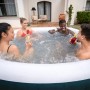 Bestway LAY-Z-SPA Ibiza AirJet Whirlpool, dunkelgrün, mit vier Personen.