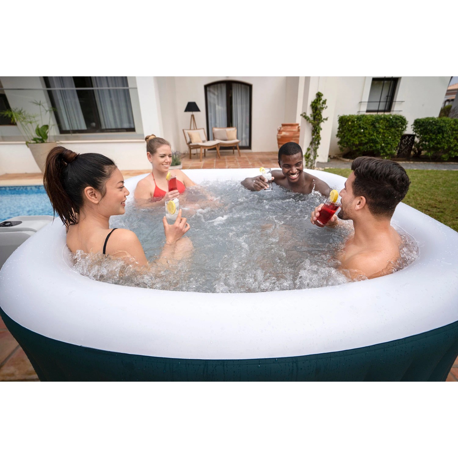 Bestway LAY-Z-SPA Ibiza AirJet Whirlpool, dunkelgrün, mit vier Personen.