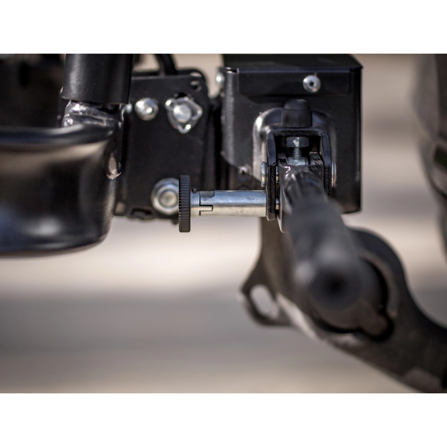 Detailaufnahme: Eufab Fahrradträger Crow Plus Befestigung an Anhängerkupplung.