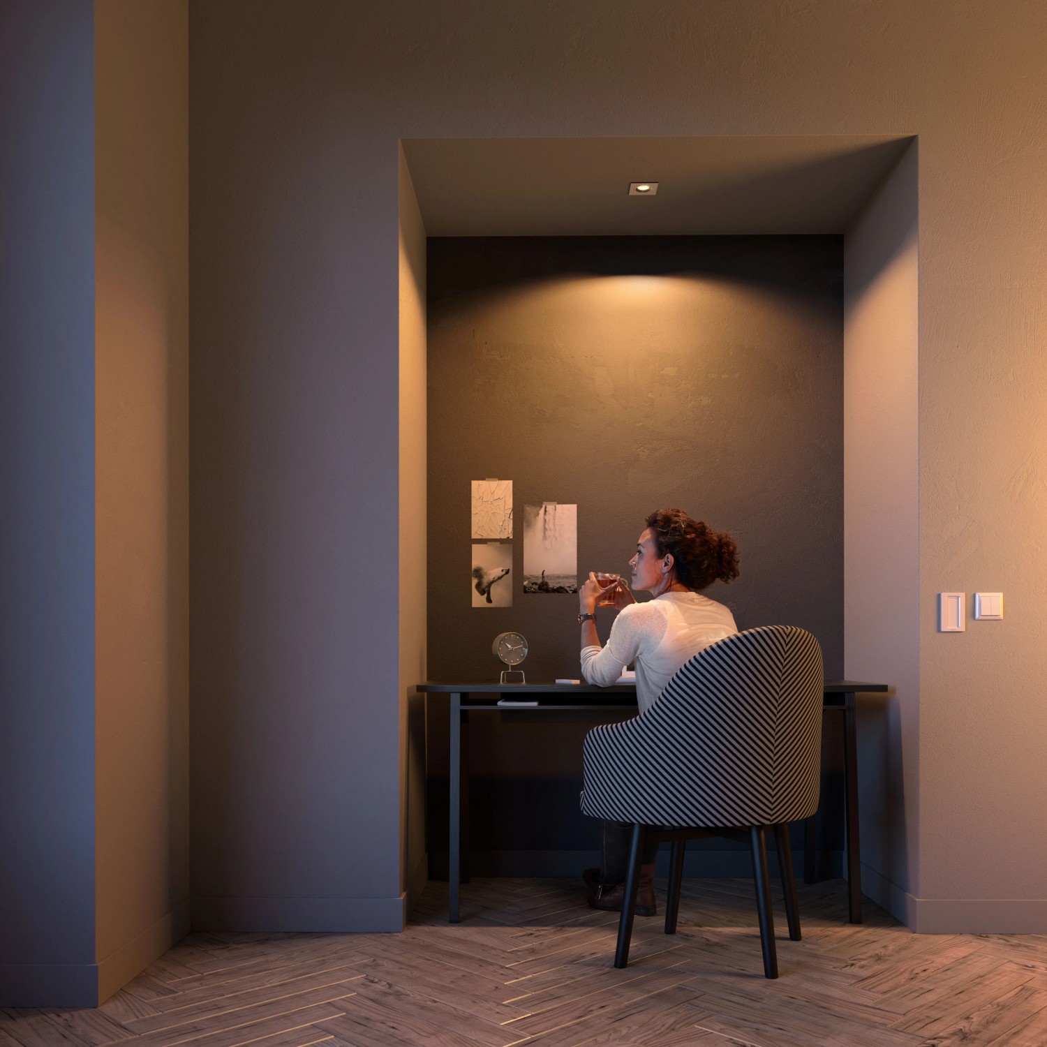 Philips Hue Milliskin LED-Einbauspot, rechteckig, silber, in Nutzungssituation am Schreibtisch.