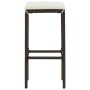 Barhocker aus braunem Rattan mit cremefarbenem Kissen, Teil des vidaXL Gartenbar-Sets.