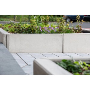 Graue Diephaus L-Steine bewehrt als Beetbegrenzung im Garten, 55x100x30x12 cm.