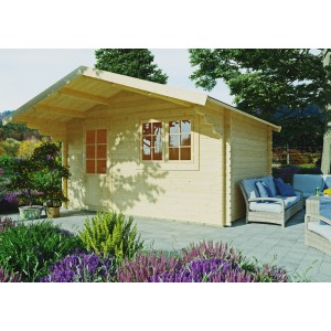 Unbehandeltes Kiehn-Holz Gartenhaus KH 44-025, 380x280 cm, aus naturbelassener Fichte im Garten.